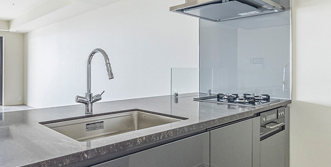 グースネック型水栓、ガラスプレート多機能コンロも