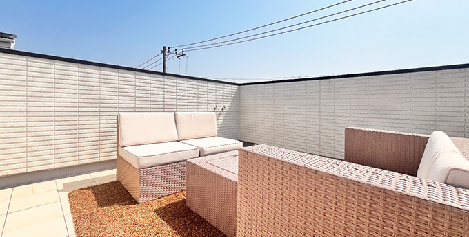 空が広がる屋上テラス付