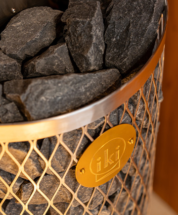 自宅サウナ用のIKIヒーターと大量のサウナストーン。ロウリュの質を追求した「サウナの魂」