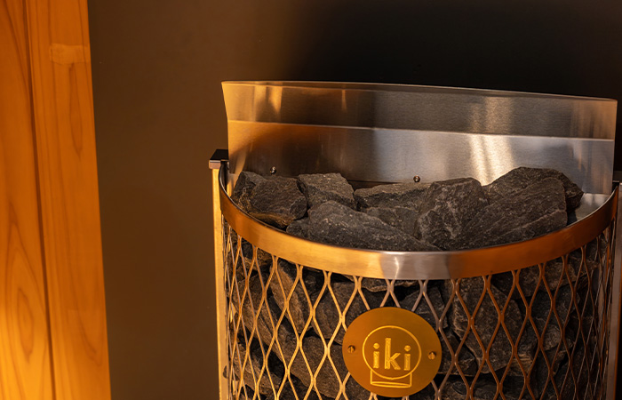 IKIサウナの特徴である圧倒的なサウナストーン積載量。60〜75℃で極上の蒸気を生む設計