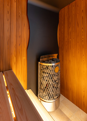 サウナ付き住宅の安全性：熱から壁を守るデザイン性に優れた遮熱パネルの施工